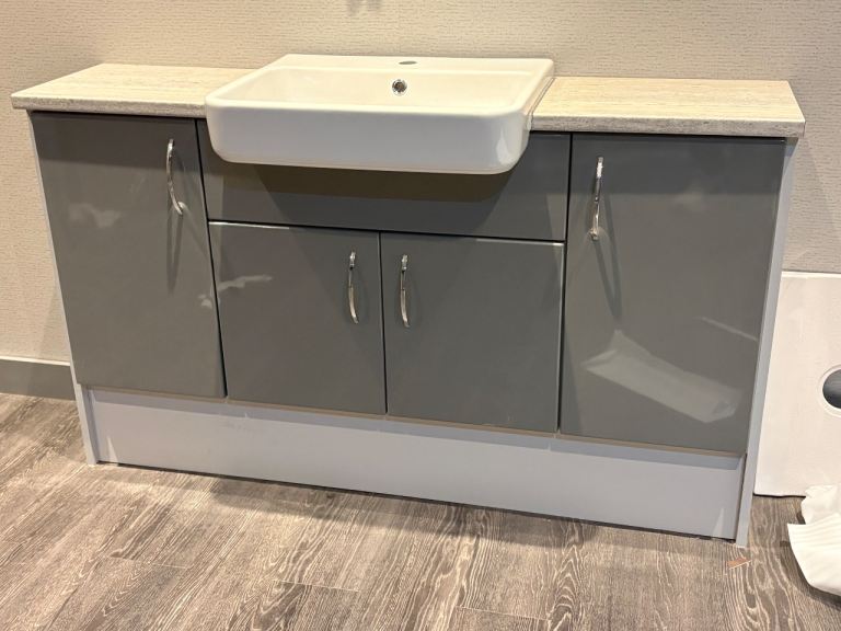 Bathroom vanity unit 
