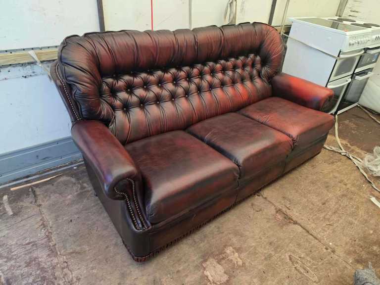 3seater lovely leather chesterfield sofa £150