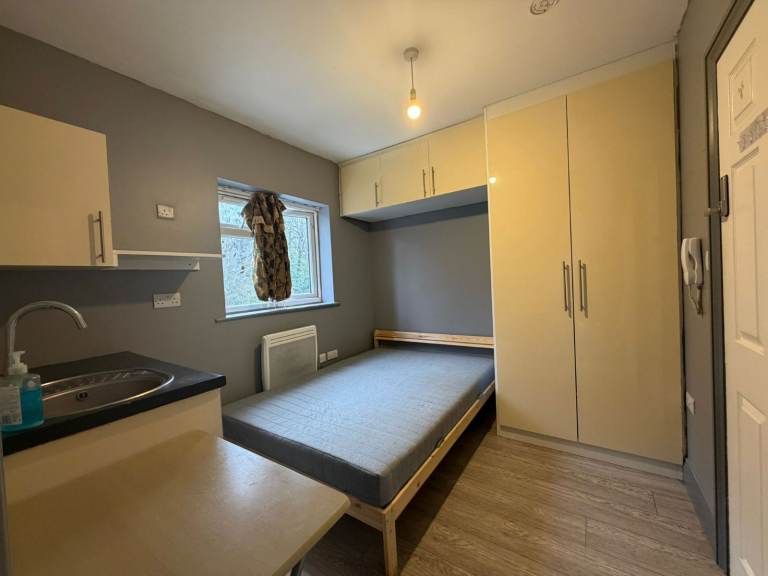 Self-contained studio flat in Hounalow – DSS Considered