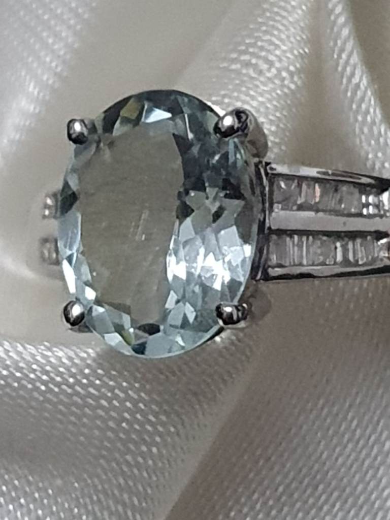 9ct Gold Ring Size S Solitaire Oval 10x8 Stone  Aquamarine Diamond New 