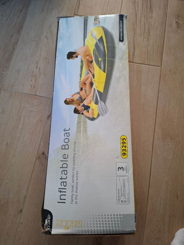 Inflatable boat with oars 