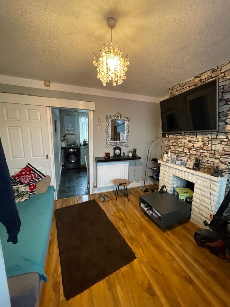 3 bedroom house with driveway and garden for rent 