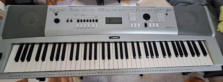 Please read Yamaha DGX-230 electronic keyboard, it's in good working order. Please read 