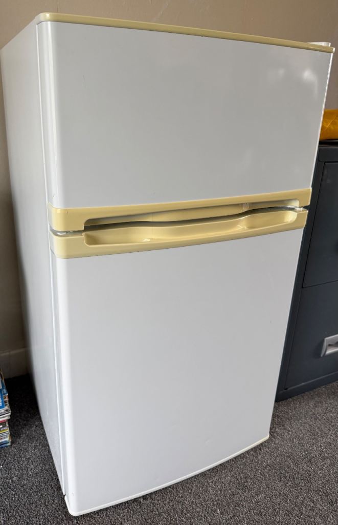 Undercounter fridge freezer