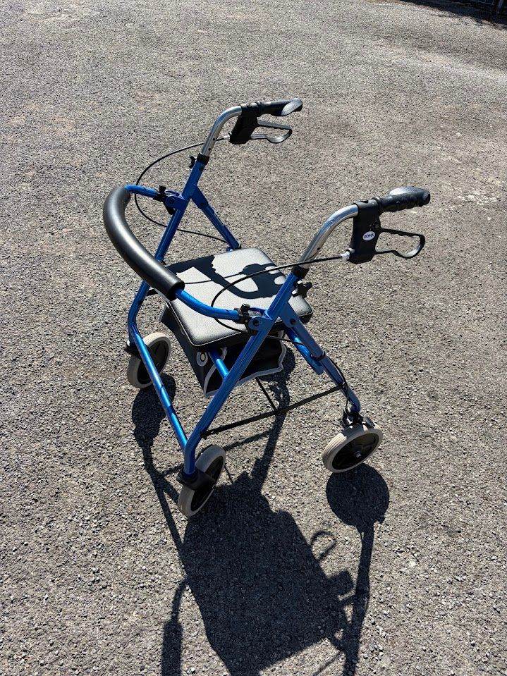 Roma Medical 2462 4 Wheel Rollator Mobility Walker Walking Aid Seat & Storage