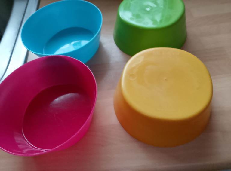 Four plastic dishes for snacks or jellies 