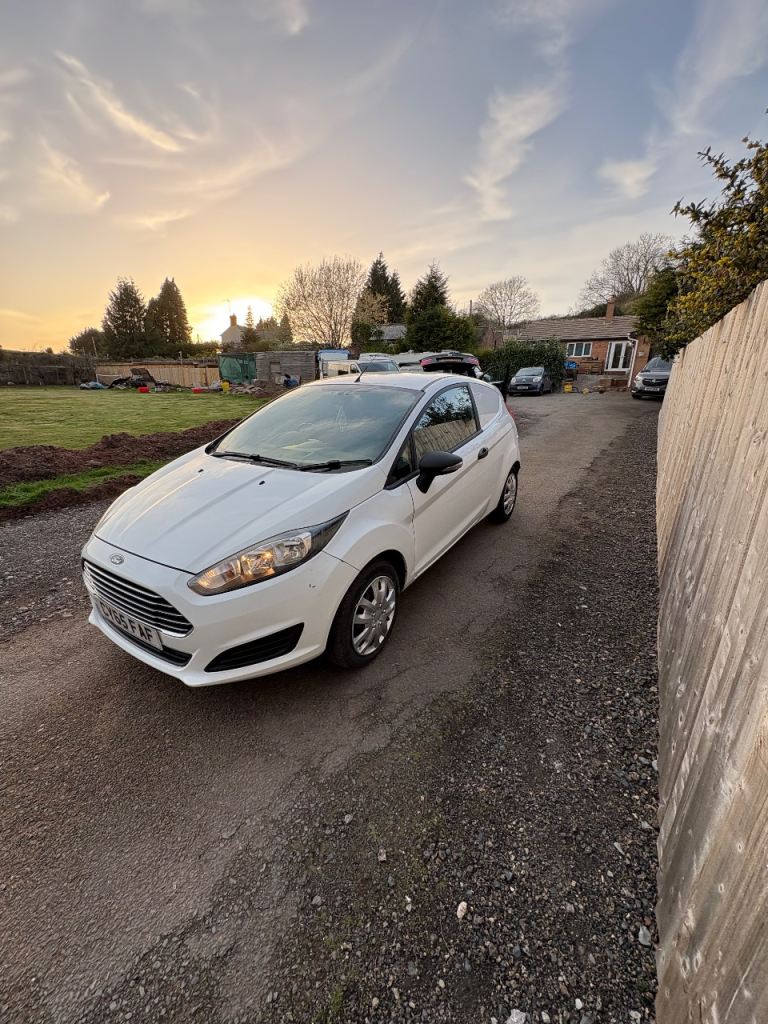SMALL VAN FORD FIESTA 1.5 tdci