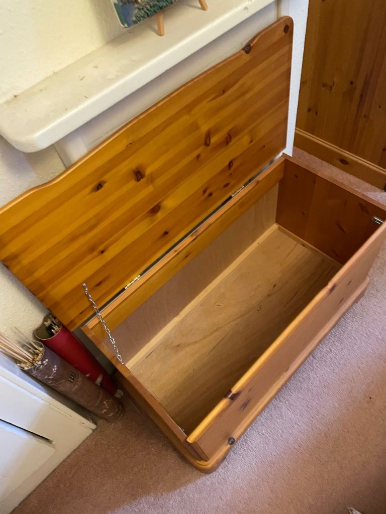 Pine Wooden Storage Chest Blanket Box – Good Condition