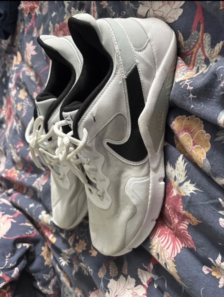 Nike Trainers White/Black – Good Condition size 10 
