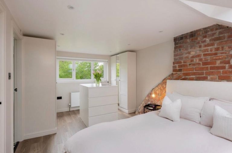 Luxury En-Suite Room – Private Floor – Bills Included