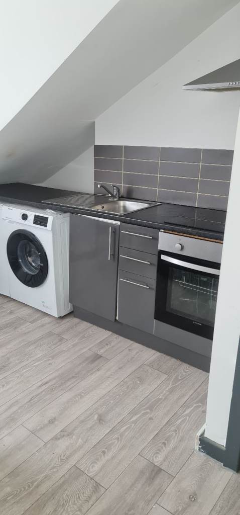 One bedroom bedsit BD13