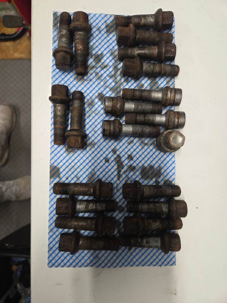 Wheel studs and locking key/studs mercedes