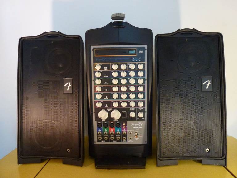 AMAZING LOUD PORTABLE FENDER PASSPORT PD 250 PLUS PA SYSTEM & TRIPOD STANDS ¬ SPEAKERS SOUND SYSTEM 