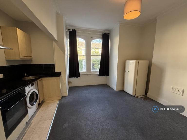 2 bedroom flat in Hetley Road, London, W12 (2 bed) (#1345402)