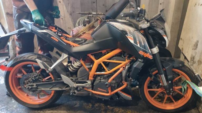 KTM duke 390 2015 breaking all parts 