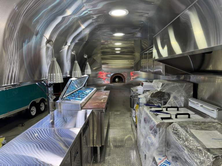 Brand- New -Premium Food Truck 7 m-Fully Equipped & Ready for any Cuisine