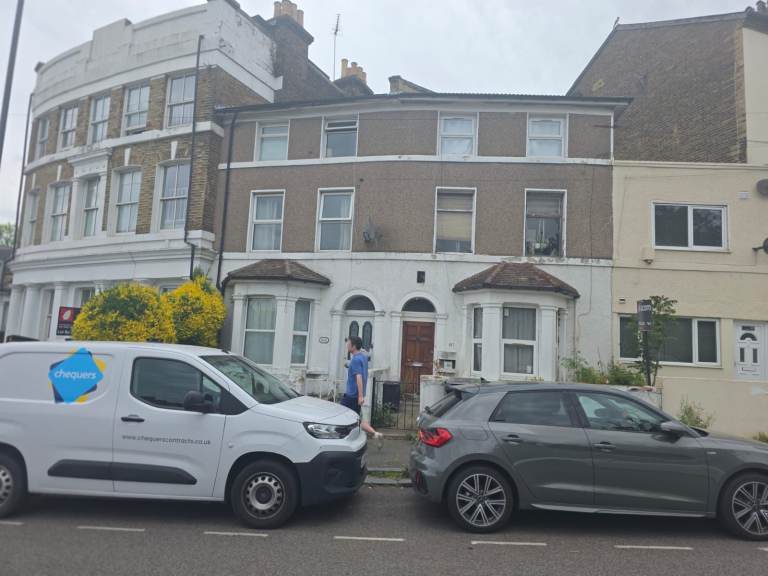  3 bed house and courtyard garden, partly furnished to let in Lewisham, South London. 