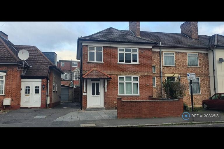 3 bedroom house in Sunnycroft Road, London, TW3 (3 bed) (#3030513)