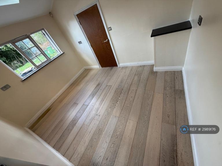 2 bedroom flat in High Road, Chigwell, IG7 (2 bed) (#2989176)
