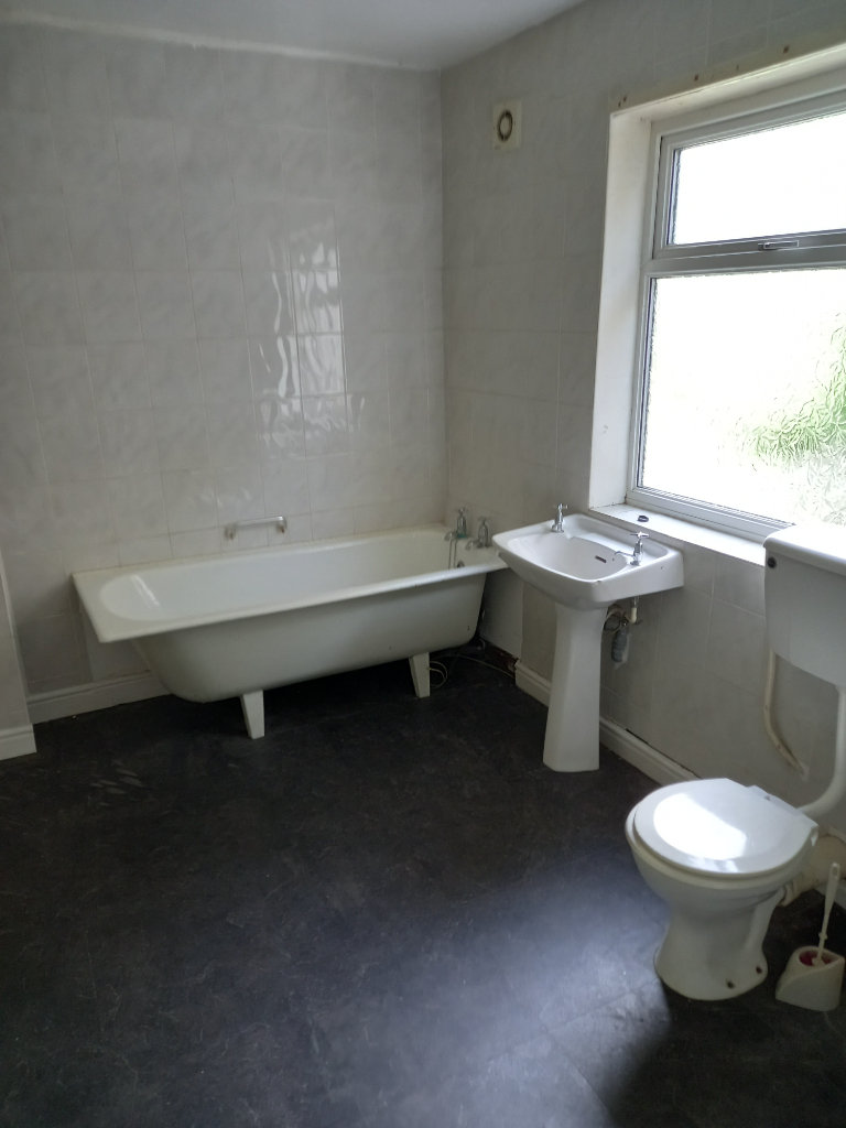 **AVAILABLE**2 BEDROOM**2 BATHROOM**END TERRACE**LINDLEY STREET**