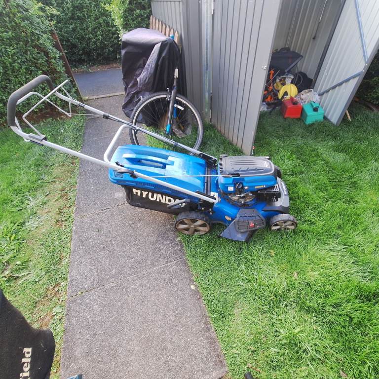 Hyudia HYM460SP 18"/46cm self propelled Lawnmower (broken)