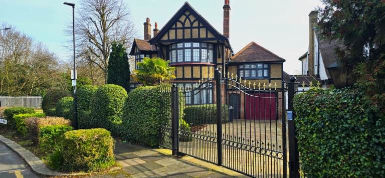 Large dbl room in massive,unique, mini-mansion
