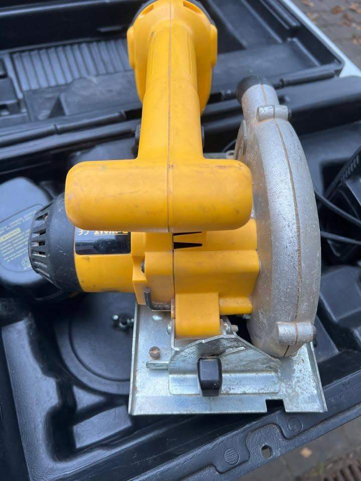 DeWalt DW935 14.4V Ni-Mh Batteries x2 - charger and case