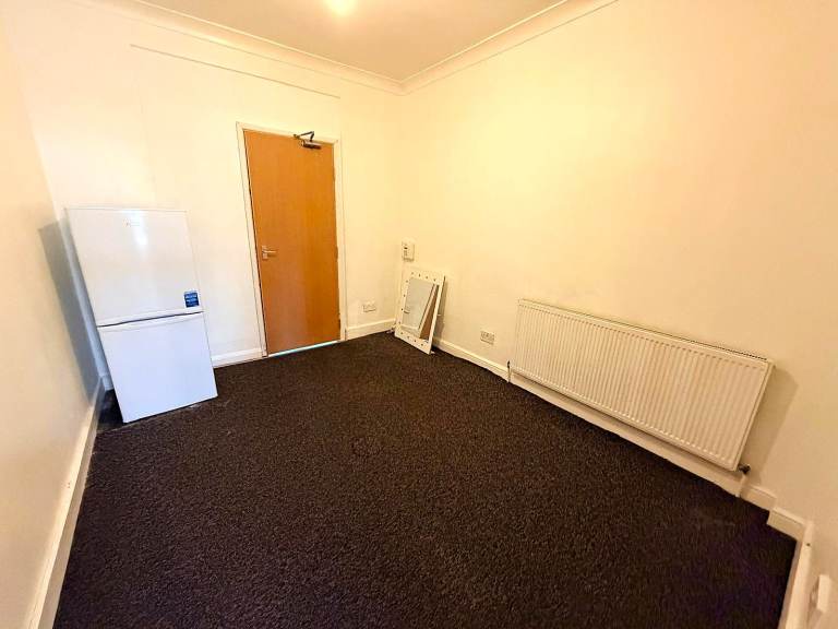 2 Bedrooms Ground Floor Flat near Eastham Station