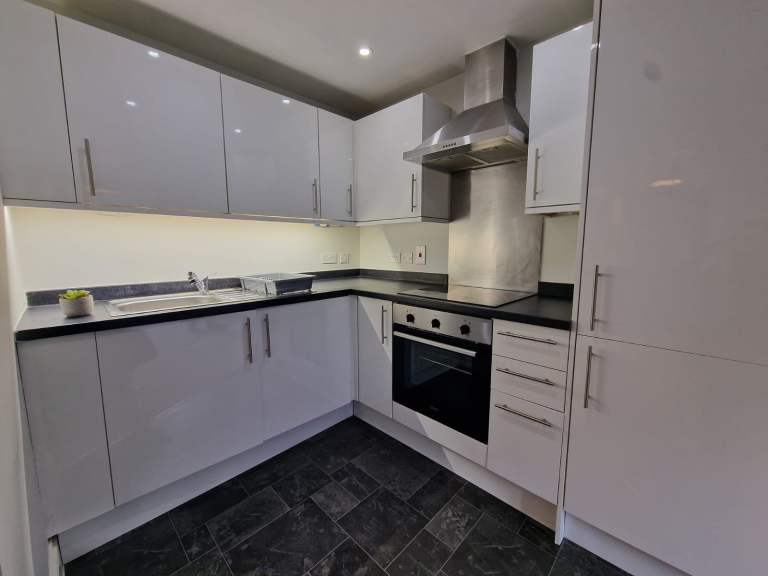 Spacious Modern 1 Bedroom Flat in Dallow Close to Town Centre