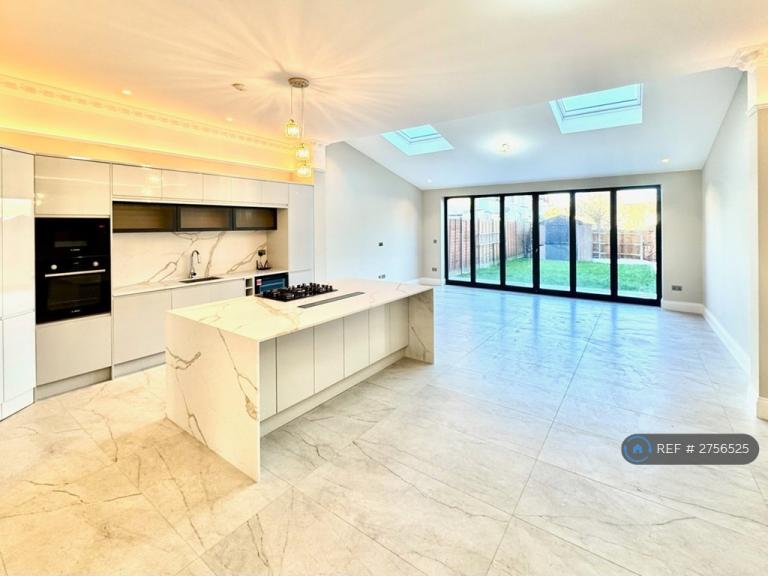 5 bedroom house in Fallow Court Avenue, London, N12 (5 bed) (#2756525)