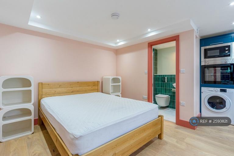 Studio flat in Saville Road, London, W4 (#2593821)