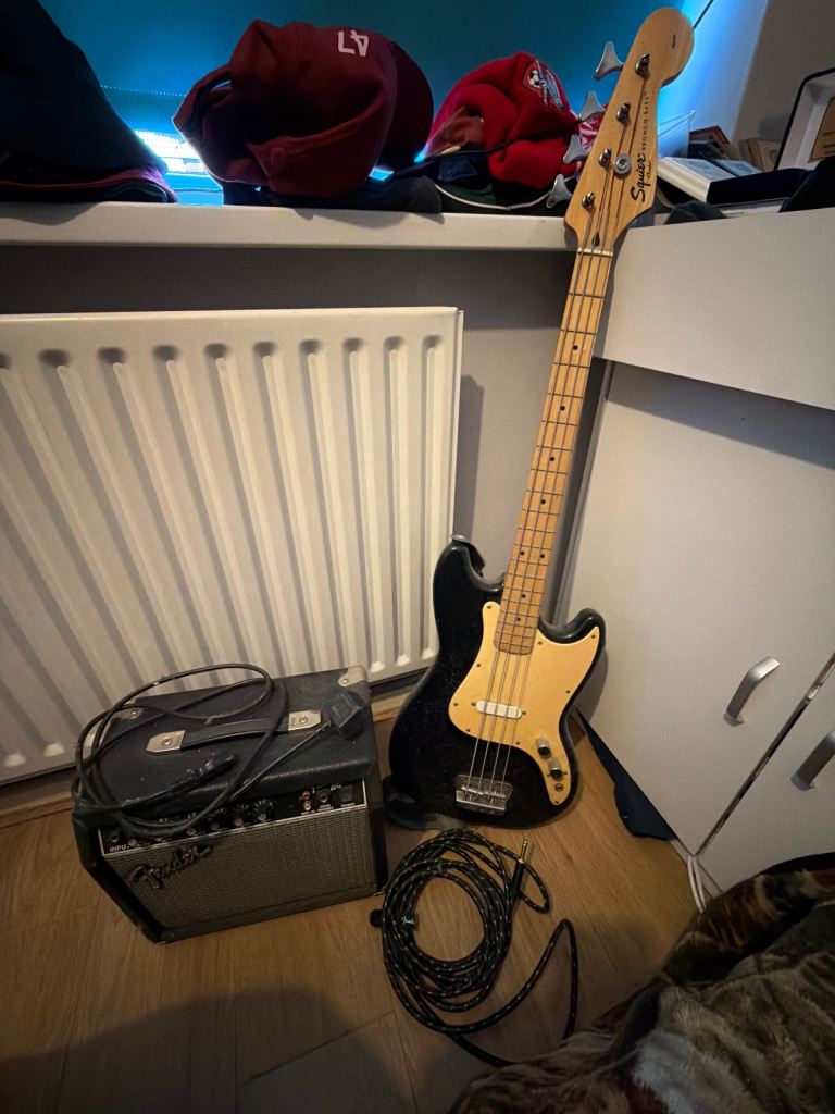 Squier Bronco Bass + amp/cable 