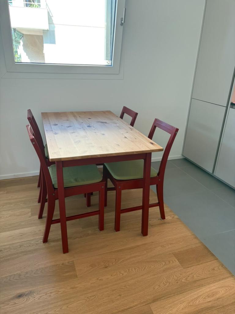 Dining Table and 4 Chairs – Red Wood, Good Condition