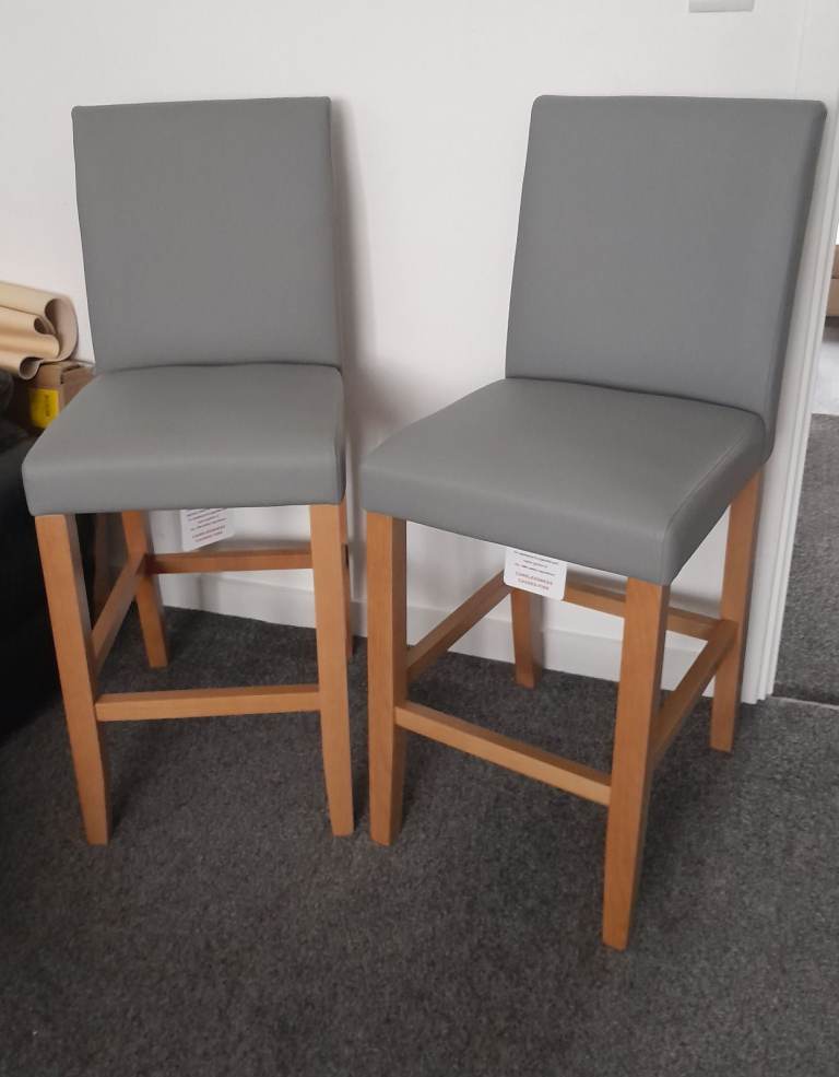 RRP £120 New Pair Of Grey Winslow Solid Wood Breakfast Bar Stools