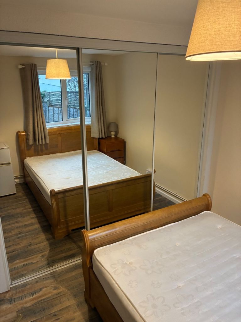 Kingswood.good size double room in house share (inc all bills)