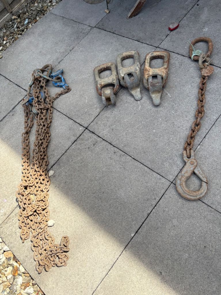 Machine lifting chains