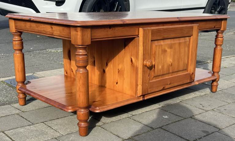 A LARGE QUALITY SOLID PINE COFFEE TABLE