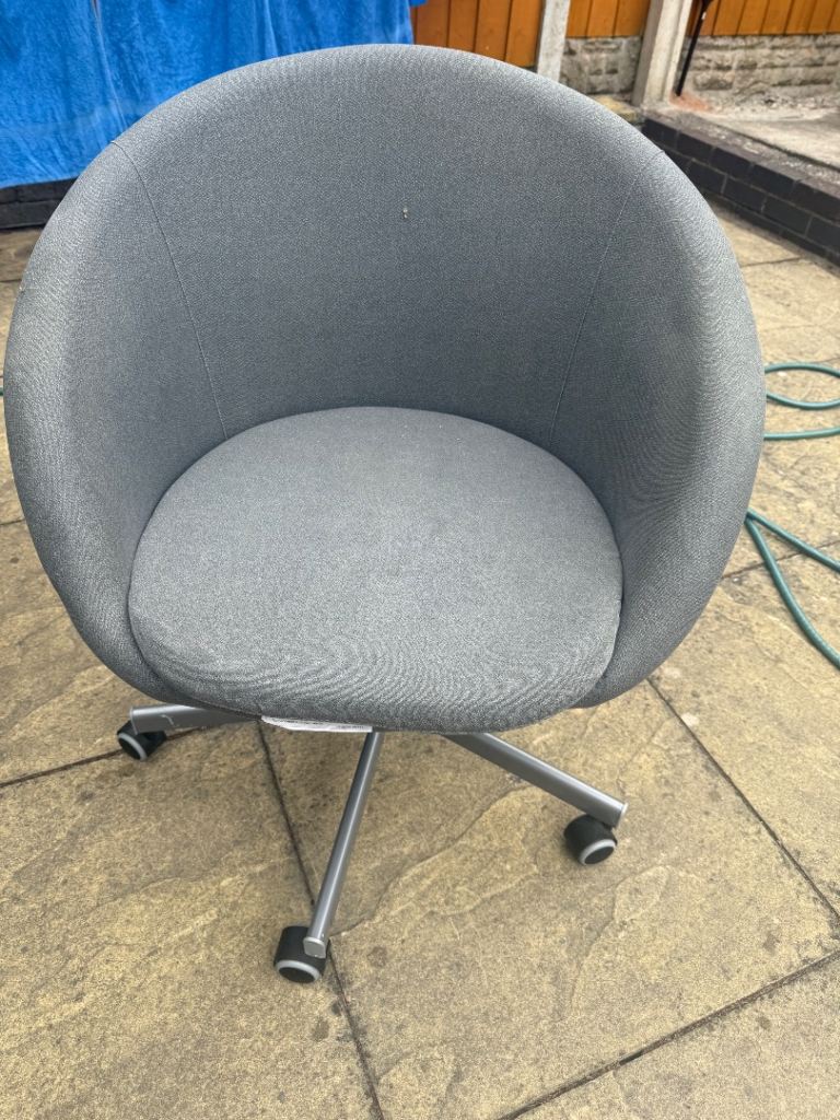 Grey Swivel Office Chair with Wheels – Good Condition