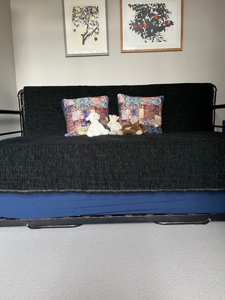 Double day bed, excellent condition 