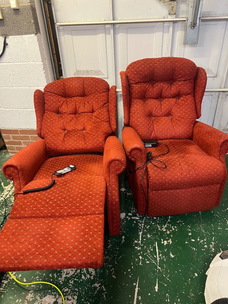 Recliner electric x2 matching chairs celebrity 