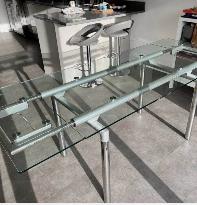 Rectangular extending glass table (four chairs included) 