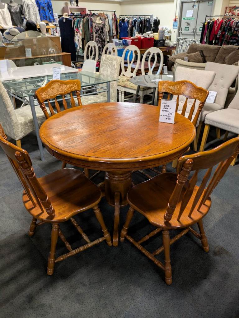 SOLID WOOD CIRCULAR TABLE AND CHAIRS