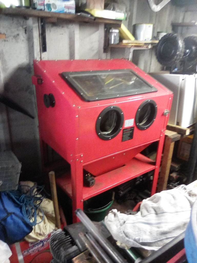 Red Sandblasting Cabinet with sand - Good Condition