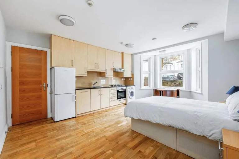 Converted Quality Own Entrance Ground Bay Studio Flat ShowerSeparateKitchen VeryNearTubeRailBusShops