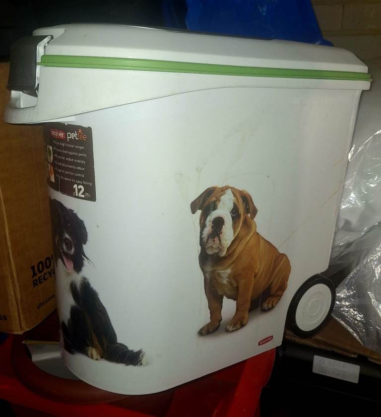 Pet food/treat storage