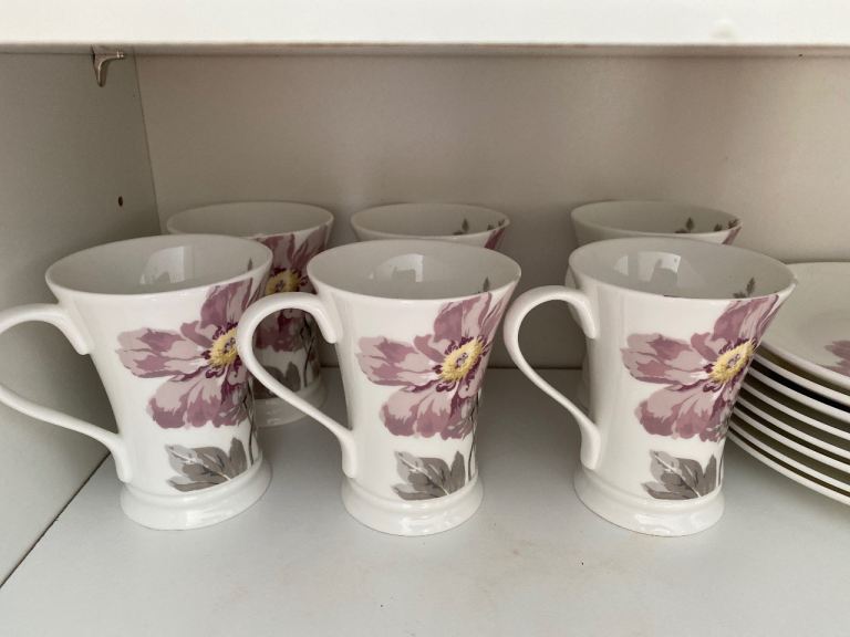 Laura Ashley 6 Mugs & Tea pot set