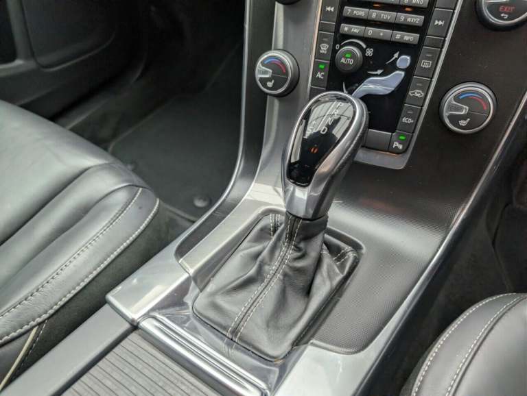 2017 Volvo V60 2.0 D3 R-Design Nav Estate 5dr Diesel Auto Euro 6 (s/s) (150 ps) PARK ASSIS ESTATE...