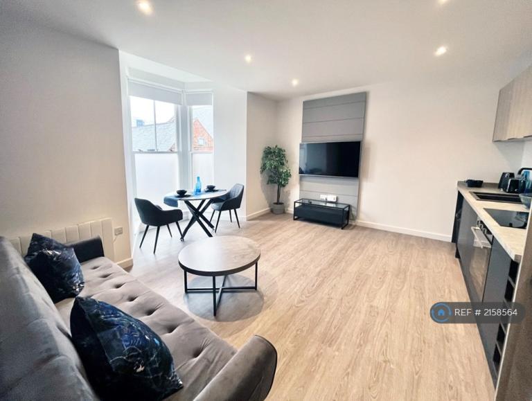 2 bedroom flat in High Street, Wellingborough, NN8 (2 bed) (#2158564)