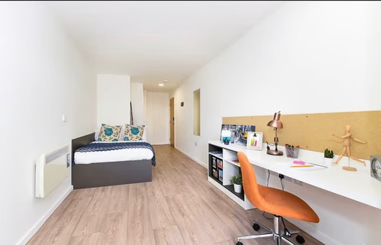 Spacious & Cosy Ensuite Room for Rent in - CH1 4GX