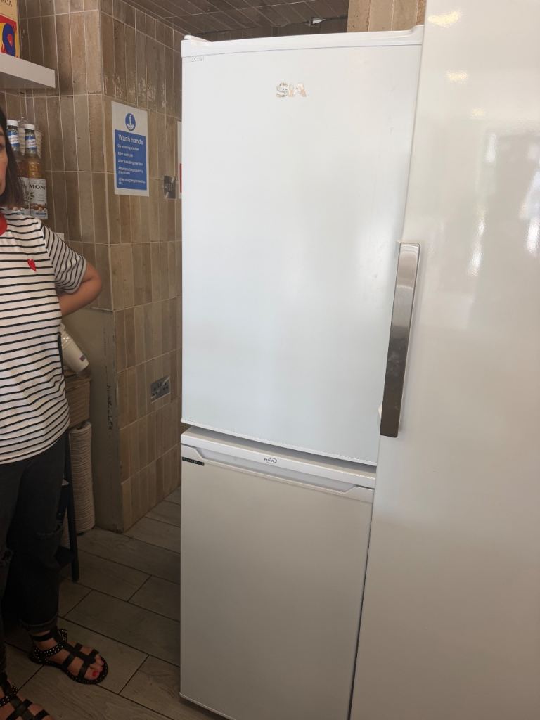 SIA Freestanding Fridge & Freezer - White, Good Condition